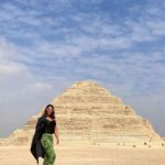 Hina Khan Instagram – One step at a time in front of the first ever pyramid built in Sakara, Egypt.. 
#steppyramid #egyptshots #egyptfashion #wanderlust #egyptdiaries