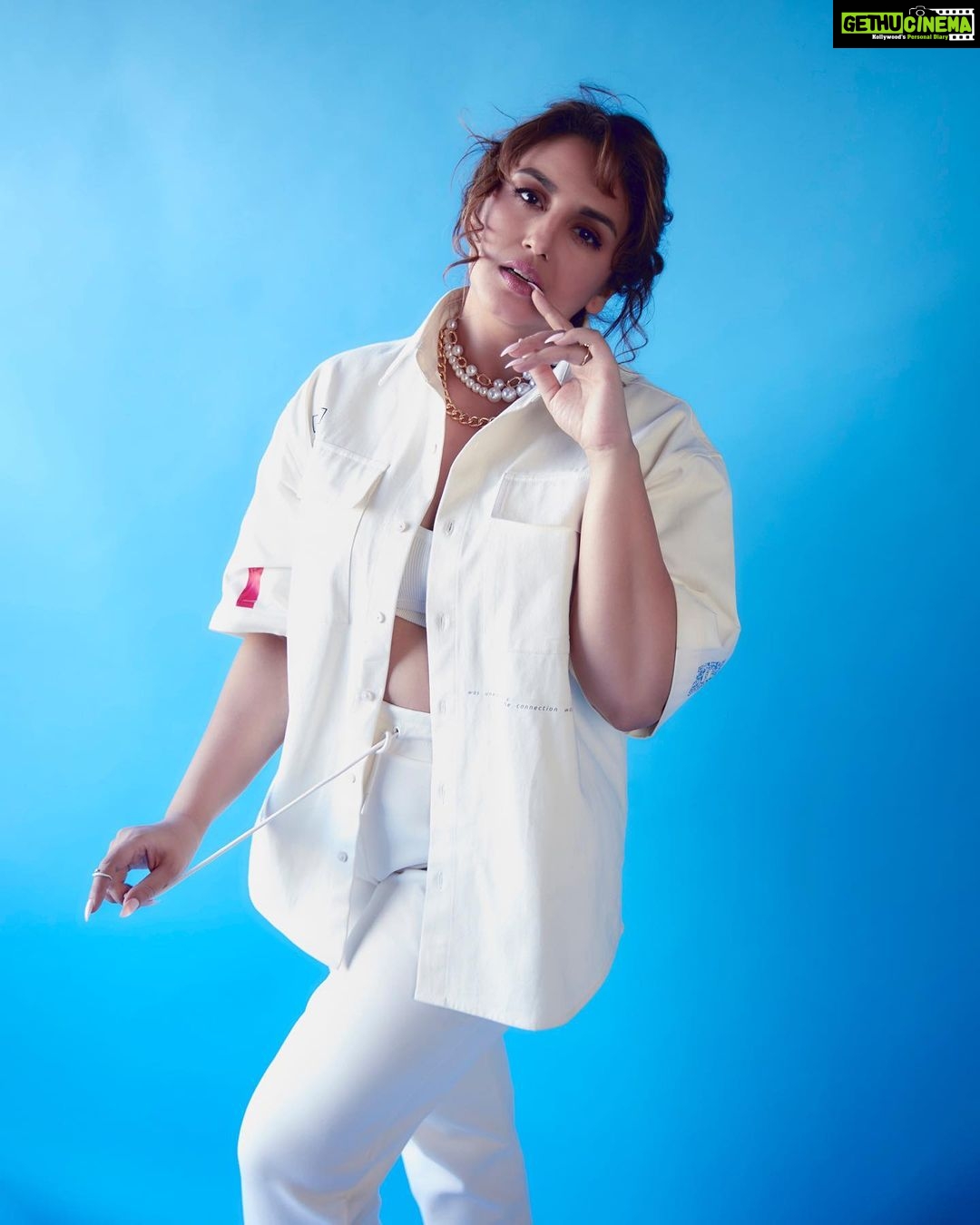 Huma Qureshi Instagram - Classic Vibes Only β¦ π₯ #promotions Styled by: @mohitrai with @harshitasamdariya @teammrstyles Outfit: @kanikagoyallabel Jewels: @xxessories @zevarking @misho_designs Nails: @diya.nailart.loom Heels: @louboutinworld Makeup Artist: @ajayvrao721 Hairstylist: @susanemmanuelhairstylist Photography: @kadamajay