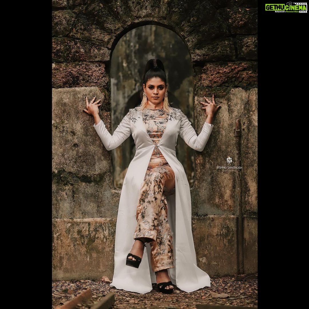 Iniya Instagram - π§π»π§π»π§π»I dont approach fashion , Fashion approaches me ..π§π»π§π»π§π» Thanks to the makeover team & this wonderful outfit defines who i am .!!! Photography : @_viishnu_santhosh Makeup by : @manjucalluna Styling by : @laamiya.c.k costume exctn : @thumbabridalcouture accessories: @amour_jewellery_collections Assiatant : @akash_ajith28 Retouch : @_shanto_photography_