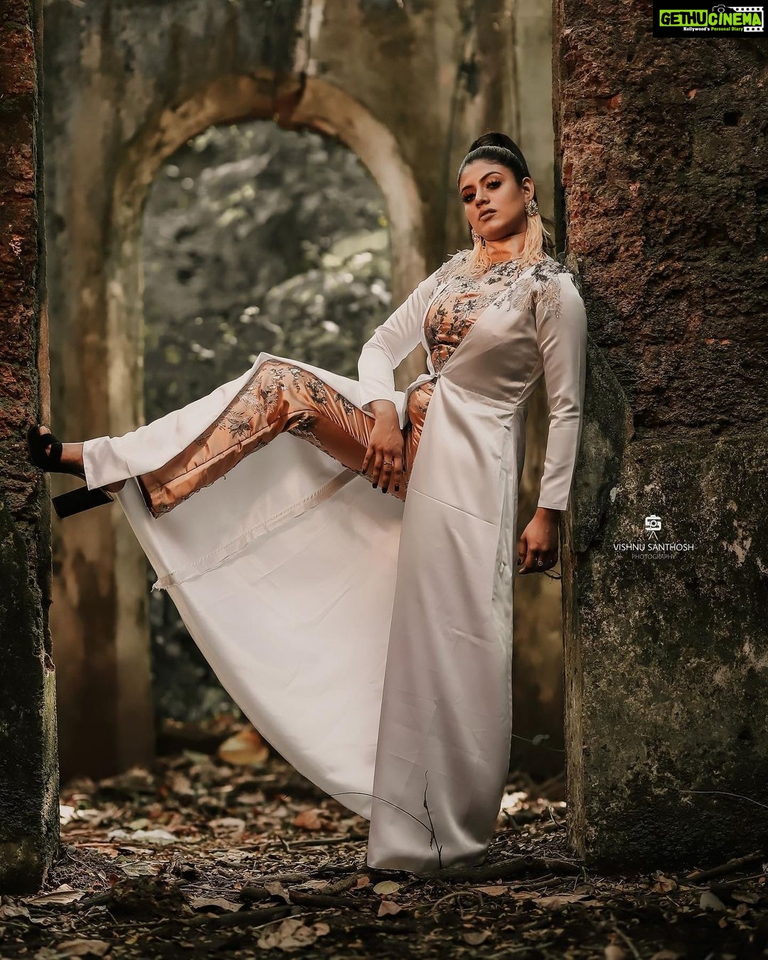 Iniya Instagram - π§π»π§π»π§π»I dont approach fashion , Fashion approaches me ..π§π»π§π»π§π» Thanks to the makeover team & this wonderful outfit defines who i am .!!! Photography : @_viishnu_santhosh Makeup by : @manjucalluna Styling by : @laamiya.c.k costume exctn : @thumbabridalcouture accessories: @amour_jewellery_collections Assiatant : @akash_ajith28 Retouch : @_shanto_photography_