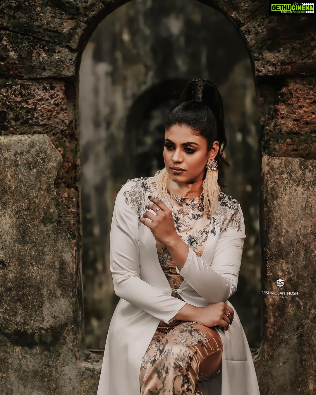 Iniya Instagram - π§π»π§π»π§π»I dont approach fashion , Fashion approaches me ..π§π»π§π»π§π» Thanks to the makeover team & this wonderful outfit defines who i am .!!! Photography : @_viishnu_santhosh Makeup by : @manjucalluna Styling by : @laamiya.c.k costume exctn : @thumbabridalcouture accessories: @amour_jewellery_collections Assiatant : @akash_ajith28 Retouch : @_shanto_photography_