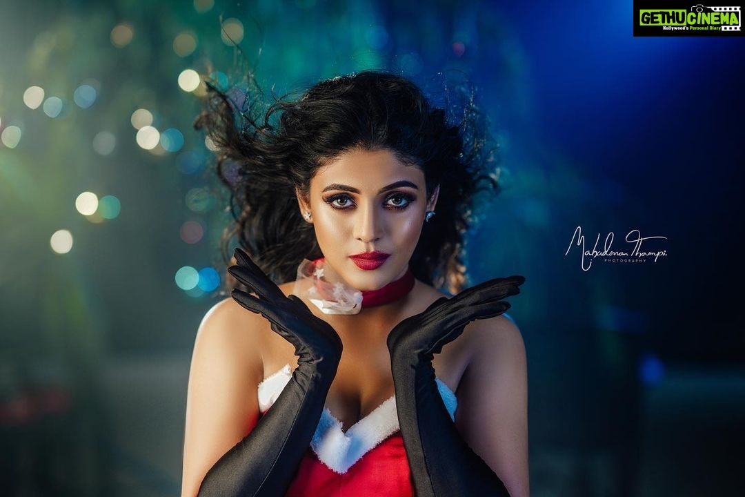Iniya Instagram - πππππ Noel Novelty by : @mahadevan_thampi Costumes : @khayaal_by_mizrin Makeup : @neethu_makeupartist Retouch : @sam_retouch Associate : @suresh_mukundan Assistant : @im_rohith_03 Location : @threedotsfilmsstudio
