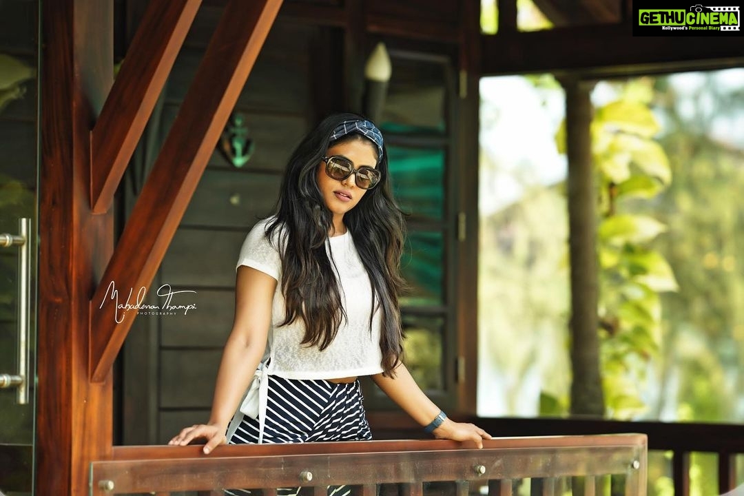 Iniya Instagram - π§π»π§π»π§π»βYOU DESERVE SOMEONE WHO KNOWS HOW RARE YOU ARE βπ§π»π§π»π§π» Clicks @mahadevan_thampi Location @maliekalheritance shot with @sonyalphain @alphakeralam #shootmode #shooting #randomclick #casualstyle #sunglasses #freestyle