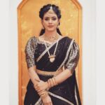 Iniya Instagram - 👸🏻👸🏻👸🏻👸🏻NAVARATHRI 👸🏻👸🏻👸🏻 “INDEPENDENT FEMALES ARE SO UNDER VALUED SHE DOSEN’T EVEN NEED YOU.. SHE JUST WANT’S YOU .. SHE IS GOING TO DO HER OWN THING WITH OR WITHOUT YOU & THAT’S A QUEEN “👑 . . Clickz: @jithuprakashan Retouch: @reenusbabu_retoucher Make up & Hair: @pinkyvisal Jewels: @kushalsfashionjewellery Outfits: @diva_womensclothingstore Venue:@wayanadfortresort #traditional #saree #ethnic #jewels #sarees #classic #traditionalwear #weddingdress #weddingseason #designerjewelry #designersarees #pattusarees #brides #bridal #bridestyle