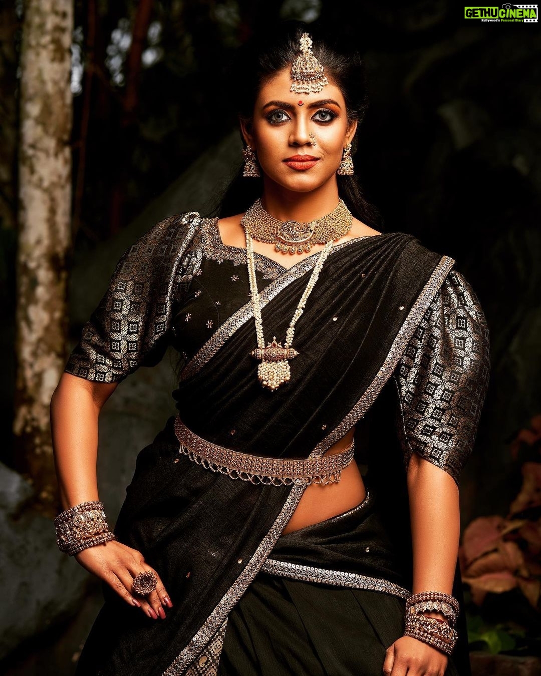 Iniya Instagram - 👸🏻👸🏻👸🏻👸🏻NAVARATHRI 👸🏻👸🏻👸🏻 “INDEPENDENT FEMALES ARE SO UNDER VALUED SHE DOSEN’T EVEN NEED YOU.. SHE JUST WANT’S YOU .. SHE IS GOING TO DO HER OWN THING WITH OR WITHOUT YOU & THAT’S A QUEEN “👑 . . Clickz: @jithuprakashan Retouch: @reenusbabu_retoucher Make up & Hair: @pinkyvisal Jewels: @kushalsfashionjewellery Outfits: @diva_womensclothingstore Venue:@wayanadfortresort #traditional #saree #ethnic #jewels #sarees #classic #traditionalwear #weddingdress #weddingseason #designerjewelry #designersarees #pattusarees #brides #bridal #bridestyle