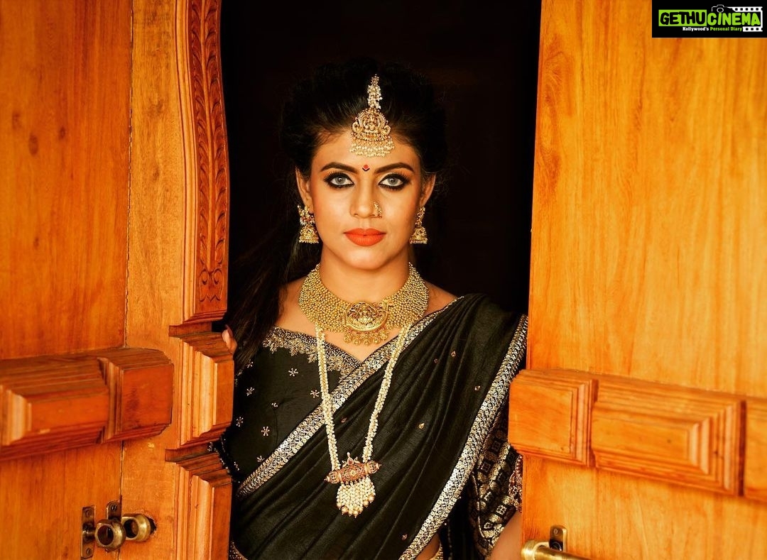 Iniya Instagram - 👸🏻👸🏻👸🏻👸🏻NAVARATHRI 👸🏻👸🏻👸🏻 “INDEPENDENT FEMALES ARE SO UNDER VALUED SHE DOSEN’T EVEN NEED YOU.. SHE JUST WANT’S YOU .. SHE IS GOING TO DO HER OWN THING WITH OR WITHOUT YOU & THAT’S A QUEEN “👑 . . Clickz: @jithuprakashan Retouch: @reenusbabu_retoucher Make up & Hair: @pinkyvisal Jewels: @kushalsfashionjewellery Outfits: @diva_womensclothingstore Venue:@wayanadfortresort #traditional #saree #ethnic #jewels #sarees #classic #traditionalwear #weddingdress #weddingseason #designerjewelry #designersarees #pattusarees #brides #bridal #bridestyle