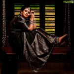 Iniya Instagram - 👸🏻👸🏻👸🏻👸🏻NAVARATHRI 👸🏻👸🏻👸🏻 “INDEPENDENT FEMALES ARE SO UNDER VALUED SHE DOSEN’T EVEN NEED YOU.. SHE JUST WANT’S YOU .. SHE IS GOING TO DO HER OWN THING WITH OR WITHOUT YOU & THAT’S A QUEEN “👑 . . Clickz: @jithuprakashan Retouch: @reenusbabu_retoucher Make up & Hair: @pinkyvisal Jewels: @kushalsfashionjewellery Outfits: @diva_womensclothingstore Venue:@wayanadfortresort #traditional #saree #ethnic #jewels #sarees #classic #traditionalwear #weddingdress #weddingseason #designerjewelry #designersarees #pattusarees #brides #bridal #bridestyle
