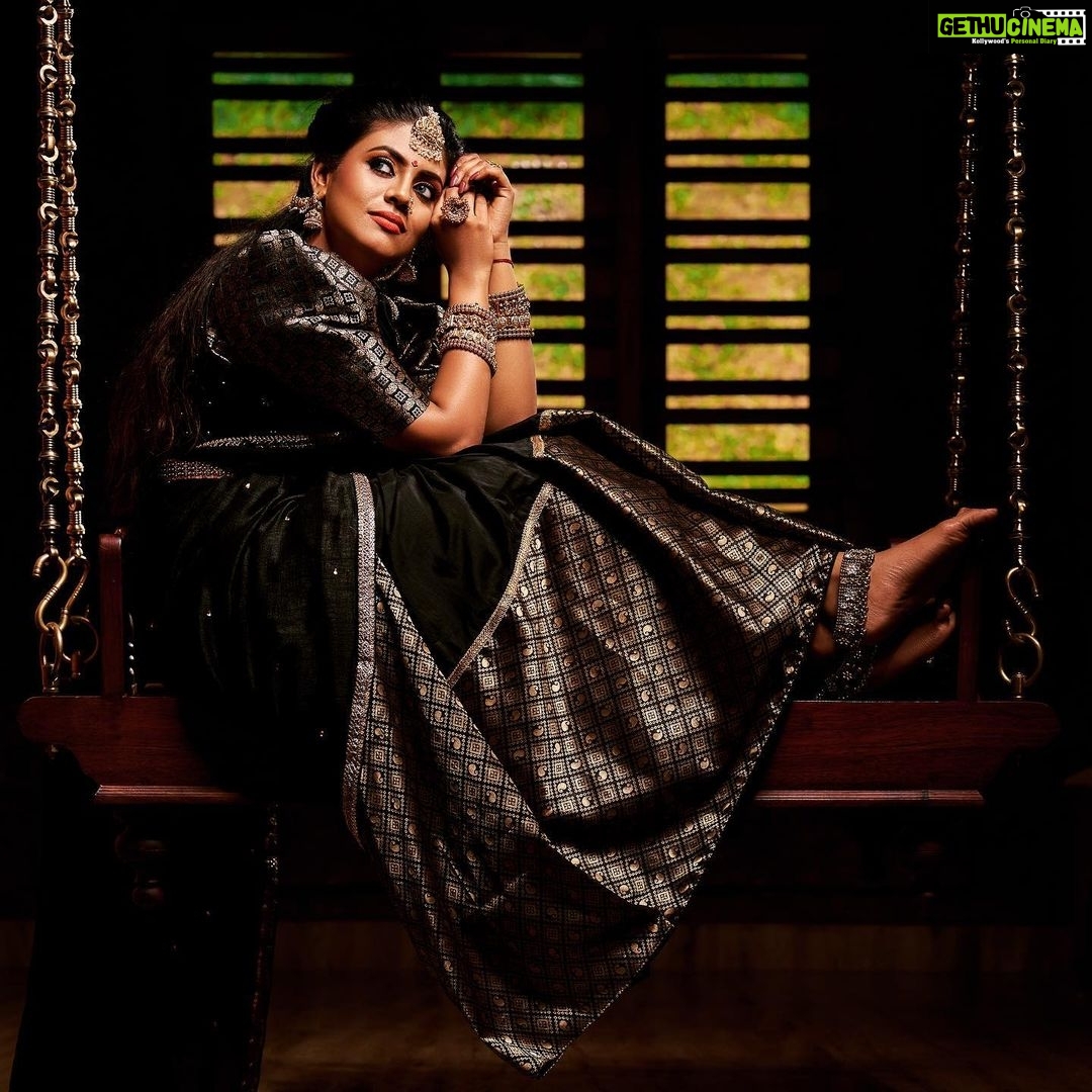 Iniya Instagram - 👸🏻👸🏻👸🏻👸🏻NAVARATHRI 👸🏻👸🏻👸🏻 “INDEPENDENT FEMALES ARE SO UNDER VALUED SHE DOSEN’T EVEN NEED YOU.. SHE JUST WANT’S YOU .. SHE IS GOING TO DO HER OWN THING WITH OR WITHOUT YOU & THAT’S A QUEEN “👑 . . Clickz: @jithuprakashan Retouch: @reenusbabu_retoucher Make up & Hair: @pinkyvisal Jewels: @kushalsfashionjewellery Outfits: @diva_womensclothingstore Venue:@wayanadfortresort #traditional #saree #ethnic #jewels #sarees #classic #traditionalwear #weddingdress #weddingseason #designerjewelry #designersarees #pattusarees #brides #bridal #bridestyle