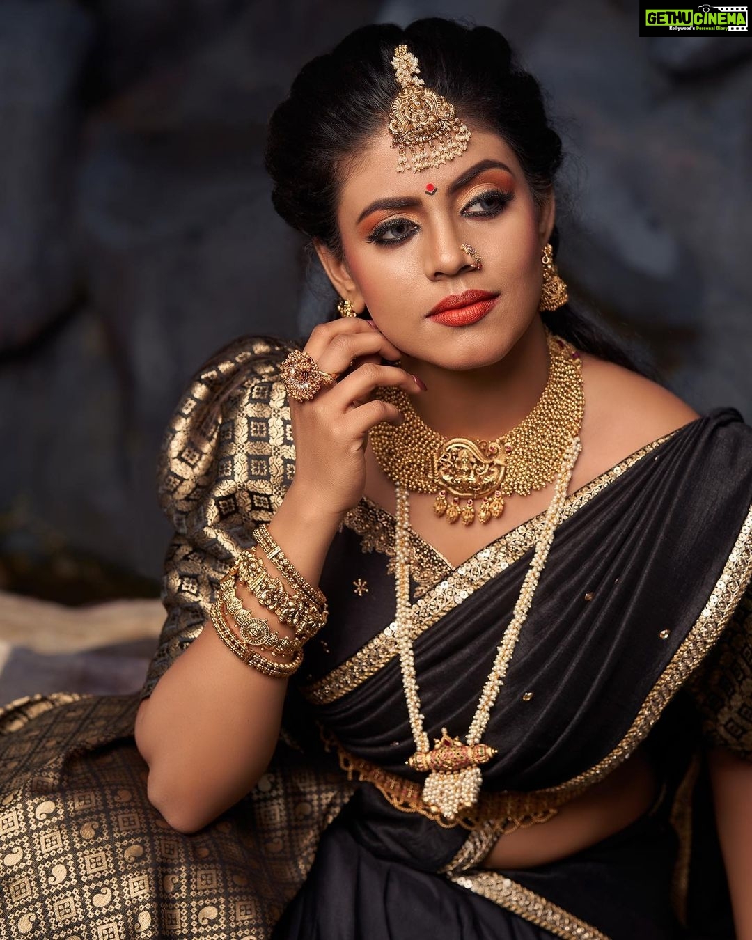 Iniya Instagram - 👸🏻👸🏻👸🏻👸🏻NAVARATHRI 👸🏻👸🏻👸🏻 “INDEPENDENT FEMALES ARE SO UNDER VALUED SHE DOSEN’T EVEN NEED YOU.. SHE JUST WANT’S YOU .. SHE IS GOING TO DO HER OWN THING WITH OR WITHOUT YOU & THAT’S A QUEEN “👑 . . Clickz: @jithuprakashan Retouch: @reenusbabu_retoucher Make up & Hair: @pinkyvisal Jewels: @kushalsfashionjewellery Outfits: @diva_womensclothingstore Venue:@wayanadfortresort #traditional #saree #ethnic #jewels #sarees #classic #traditionalwear #weddingdress #weddingseason #designerjewelry #designersarees #pattusarees #brides #bridal #bridestyle