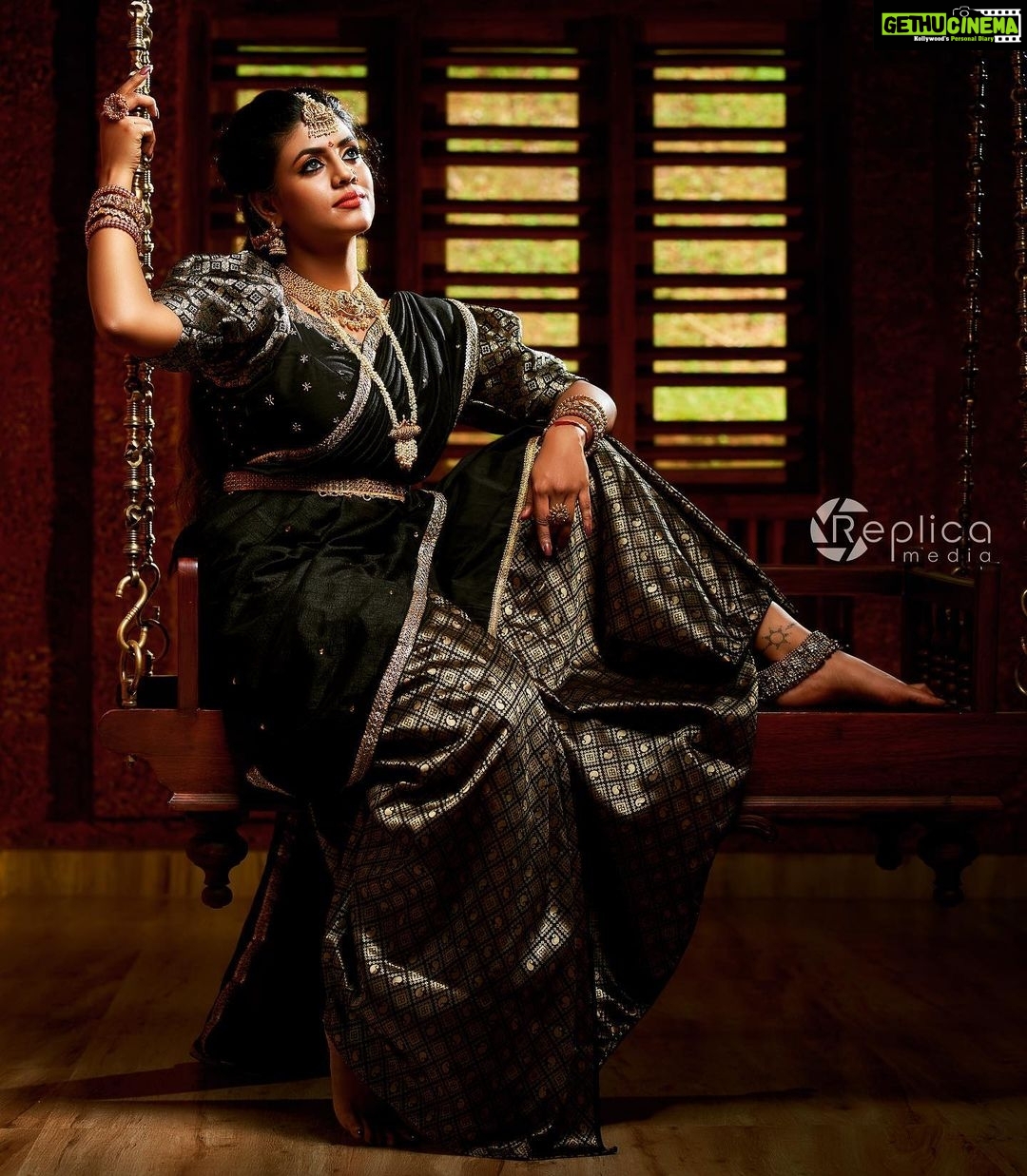 Iniya Instagram - 👸🏻👸🏻👸🏻👸🏻NAVARATHRI 👸🏻👸🏻👸🏻 “INDEPENDENT FEMALES ARE SO UNDER VALUED SHE DOSEN’T EVEN NEED YOU.. SHE JUST WANT’S YOU .. SHE IS GOING TO DO HER OWN THING WITH OR WITHOUT YOU & THAT’S A QUEEN “👑 . . Clickz: @jithuprakashan Retouch: @reenusbabu_retoucher Make up & Hair: @pinkyvisal Jewels: @kushalsfashionjewellery Outfits: @diva_womensclothingstore Venue:@wayanadfortresort #traditional #saree #ethnic #jewels #sarees #classic #traditionalwear #weddingdress #weddingseason #designerjewelry #designersarees #pattusarees #brides #bridal #bridestyle