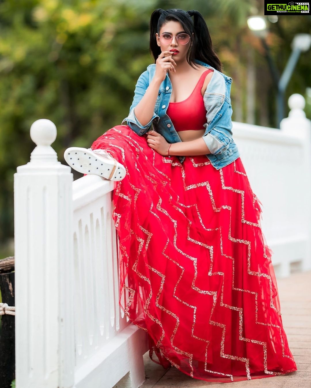 Iniya Instagram - π§π»π§π»π§π»"I am who I am Not who you think I am. Not who you want me to be I am ME "π§π»π§π»π§π» . . β€οΈSexy ,Naughty, barbie girl, doll ,sultry ,cute ,cuddly ,smart ,super sassy, stunning @iam_ineya β€οΈ Thatβs the look created for Ineya's latest makeover that completely defines who she is !!! Featuring @iam_ineya Makeover @reenapaiva Designer @yoshnasbyela Photography @camerasenthil Location @sppgardens