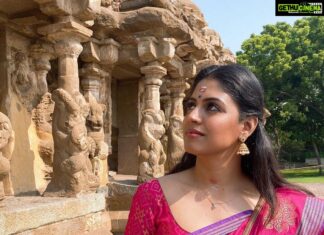 Iniya Instagram - 🧚🏻🧚🏻🧚🏻IT ALL BEGINS & ENDS IN YOUR MIND.. WHAT YOU GIVE POWER TO ,HAS POWER OVER YOU, IF YOU ALLOW IT🧚🏻🧚🏻🧚🏻 #temple #temples #templephotography #templevisit #templeart #templetour #saree #sareeblouse #simplelooks Pic by : # SP Kailasanathar Temple