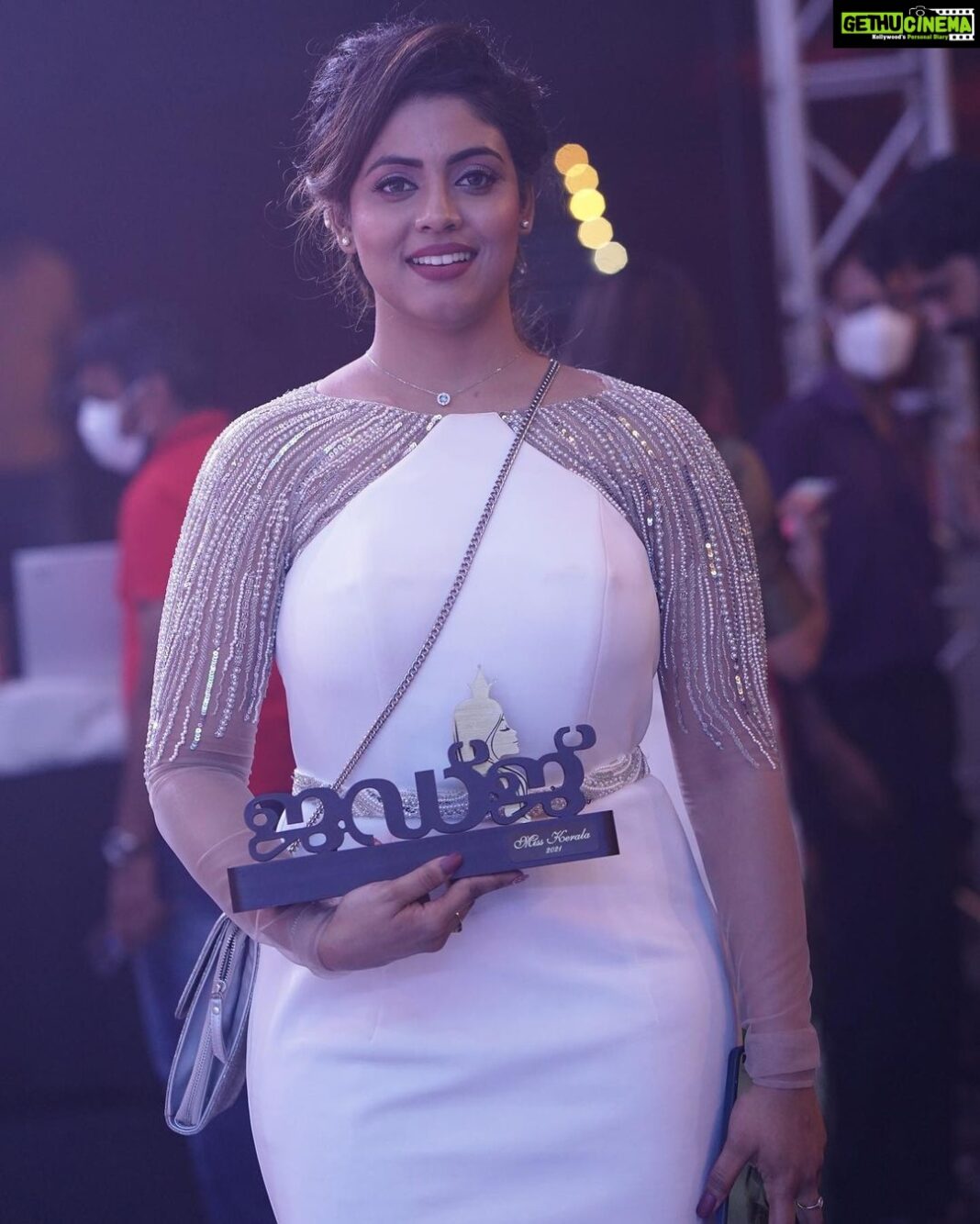 Iniya Instagram - So privileged & Honoured to be in the judging panel of IMPRESARIO PRESENTS MISS KERALA 2021. 👑 Fashion stylist: @laamiya.c.k Outfit: @briella.in Hairstyle : @sudheer.sufi Make up : @aswathivipul Photography: @jithuprakashan Le Méridien Kochi