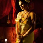 Iniya Instagram - “ Kazhcha Laavanyathinte Sundara Bhavangal “ Ponnonam 🌸🌼🌸 തിരുവോണാശംസകൾ 🌼 @parvathyrajsmakeupstudio @Arshalphotography @parakkat_jewels @fashiondesignernayanasreekanth @vineesh_smoke_photography