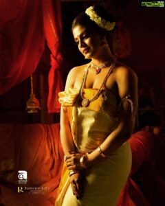 Iniya Instagram - “ Kazhcha Laavanyathinte Sundara Bhavangal “ Ponnonam 🌸🌼🌸 തിരുവോണാശംസകൾ 🌼 @parvathyrajsmakeupstudio @Arshalphotography @parakkat_jewels @fashiondesignernayanasreekanth @vineesh_smoke_photography