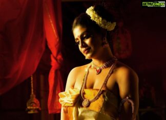 Iniya Instagram - “ Kazhcha Laavanyathinte Sundara Bhavangal “ Ponnonam 🌸🌼🌸 തിരുവോണാശംസകൾ 🌼 @parvathyrajsmakeupstudio @Arshalphotography @parakkat_jewels @fashiondesignernayanasreekanth @vineesh_smoke_photography