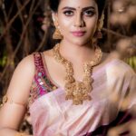 Iniya Instagram - ONAM FESTIVAL 🌸ഉത്രാട ദിനാശംസകൾ🌸 The look was predominantly in the shades of sparkling grapes and wine tones and subtle glowey skin complimenting classic updo with malli poo and antique statement jewlery !!! Feature : @iam_ineya 💫 Designer :Boutique for Blouse @yoshnasbyela Saree Design house @aaryanair.designstudio Makeover: @reenapaiva Photography : team @camerasenthil Jewelry designer: @nivabridalgallery Venue: @sppgardens . . . #fashion #bridaldressinspiration #aishwaryadutta #reenapaiva #beautyportrait #photooftheday #model #portraiture #beautyshot #reenapaiva #undiscoveredmuas #undiscovered_muas #makeupartistsworldwide #chennaimakeup #chennaimakeupartist #celebritymakeup #celebritymakeupartist #makeupinchennai #makeupartistchennai #shelooksbeautiful #fashion #fashionphotographyappreciation