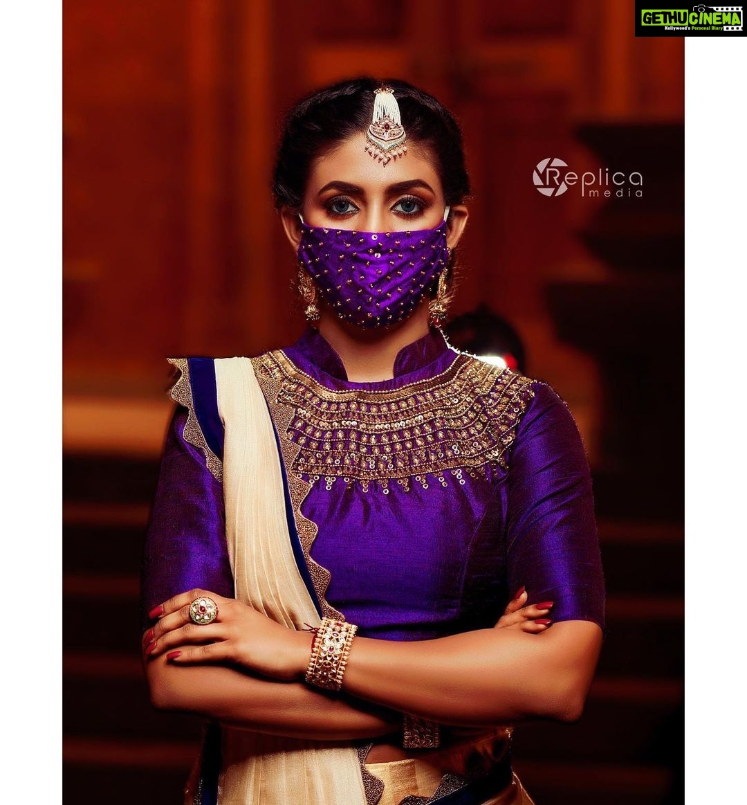 Iniya Instagram - SOAP ITTONAM MASK ITTONAM GYAP ITTONAM ONAM VARAVAAYI πΈπΌπΈ ATHAM DINAASHAMSAKAL π #festival #festivalseason #festivals #festival . . @break_the.chain Clickz: @jithuprakashan Retouch: @reenusbabu_retoucher Make up & Hair: @pinkyvisal Jewels: @kushalsfashionjewellery Outfits: @diva_womensclothingstore Venue:@wayanadfortresort #traditional #saree #ethnic #jewels #sarees #classic #traditionalwear #weddingdress #weddingseason #designerjewelry #designersarees #pattusarees #brides #bridal #bridestyle