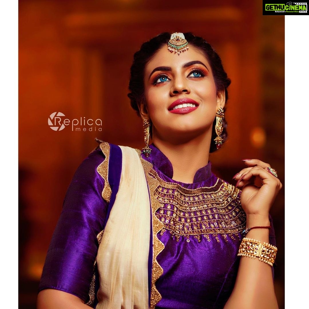 Iniya Instagram - SOAP ITTONAM MASK ITTONAM GYAP ITTONAM ONAM VARAVAAYI πΈπΌπΈ ATHAM DINAASHAMSAKAL π #festival #festivalseason #festivals #festival . . @break_the.chain Clickz: @jithuprakashan Retouch: @reenusbabu_retoucher Make up & Hair: @pinkyvisal Jewels: @kushalsfashionjewellery Outfits: @diva_womensclothingstore Venue:@wayanadfortresort #traditional #saree #ethnic #jewels #sarees #classic #traditionalwear #weddingdress #weddingseason #designerjewelry #designersarees #pattusarees #brides #bridal #bridestyle