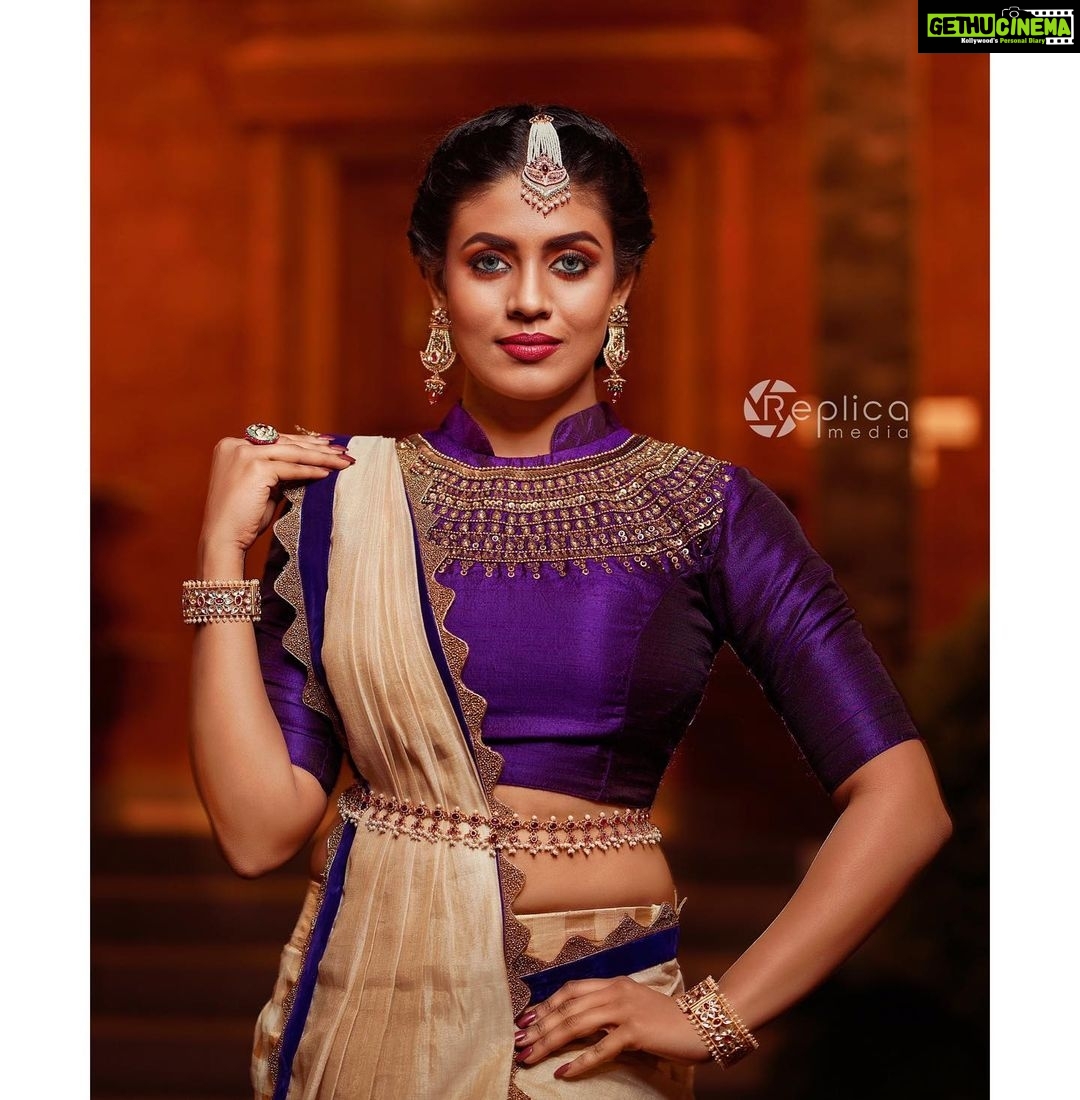 Iniya Instagram - SOAP ITTONAM MASK ITTONAM GYAP ITTONAM ONAM VARAVAAYI πΈπΌπΈ ATHAM DINAASHAMSAKAL π #festival #festivalseason #festivals #festival . . @break_the.chain Clickz: @jithuprakashan Retouch: @reenusbabu_retoucher Make up & Hair: @pinkyvisal Jewels: @kushalsfashionjewellery Outfits: @diva_womensclothingstore Venue:@wayanadfortresort #traditional #saree #ethnic #jewels #sarees #classic #traditionalwear #weddingdress #weddingseason #designerjewelry #designersarees #pattusarees #brides #bridal #bridestyle