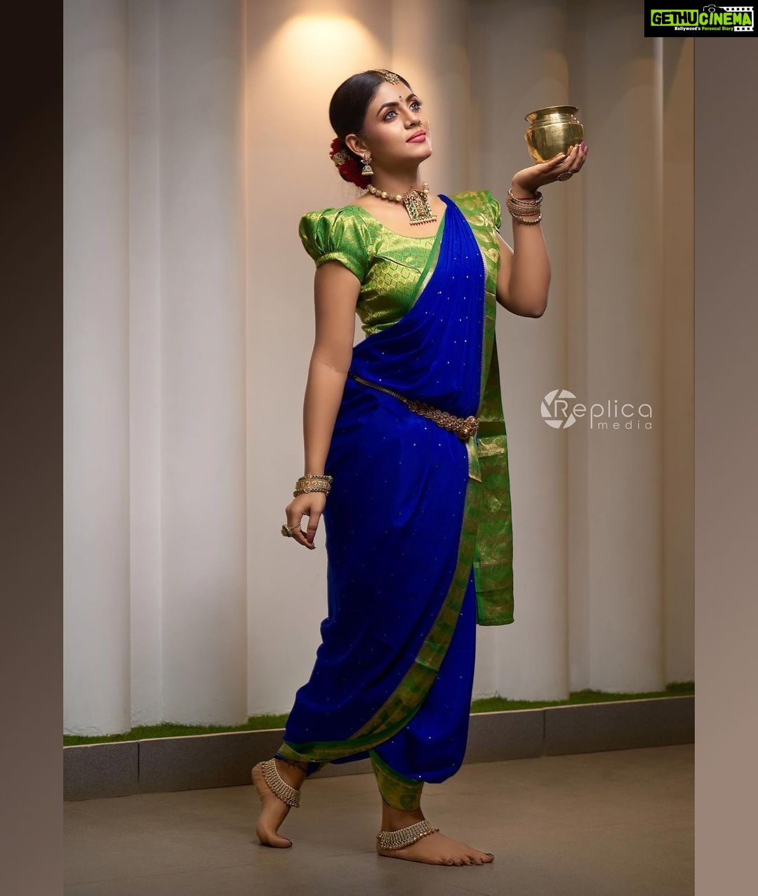 Iniya Instagram - Clickz: @jithuprakashan Retouch: @reenusbabu_retoucher Make up & Hair: @pinkyvisal Jewels: @kushalsfashionjewellery Outfits: @diva_womensclothingstore Venue:@wayanadfortresort #traditional #saree #ethnic #jewels #sarees #classic #traditionalwear #weddingdress #weddingseason #designerjewelry #designersarees #pattusarees #brides #bridal #bridestyle