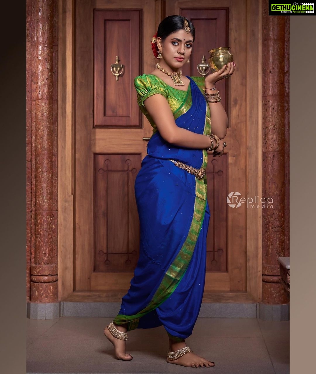 Iniya Instagram - Clickz: @jithuprakashan Retouch: @reenusbabu_retoucher Make up & Hair: @pinkyvisal Jewels: @kushalsfashionjewellery Outfits: @diva_womensclothingstore Venue:@wayanadfortresort #traditional #saree #ethnic #jewels #sarees #classic #traditionalwear #weddingdress #weddingseason #designerjewelry #designersarees #pattusarees #brides #bridal #bridestyle