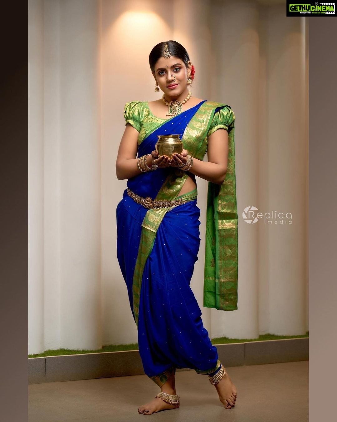 Iniya Instagram - Clickz: @jithuprakashan Retouch: @reenusbabu_retoucher Make up & Hair: @pinkyvisal Jewels: @kushalsfashionjewellery Outfits: @diva_womensclothingstore Venue:@wayanadfortresort #traditional #saree #ethnic #jewels #sarees #classic #traditionalwear #weddingdress #weddingseason #designerjewelry #designersarees #pattusarees #brides #bridal #bridestyle