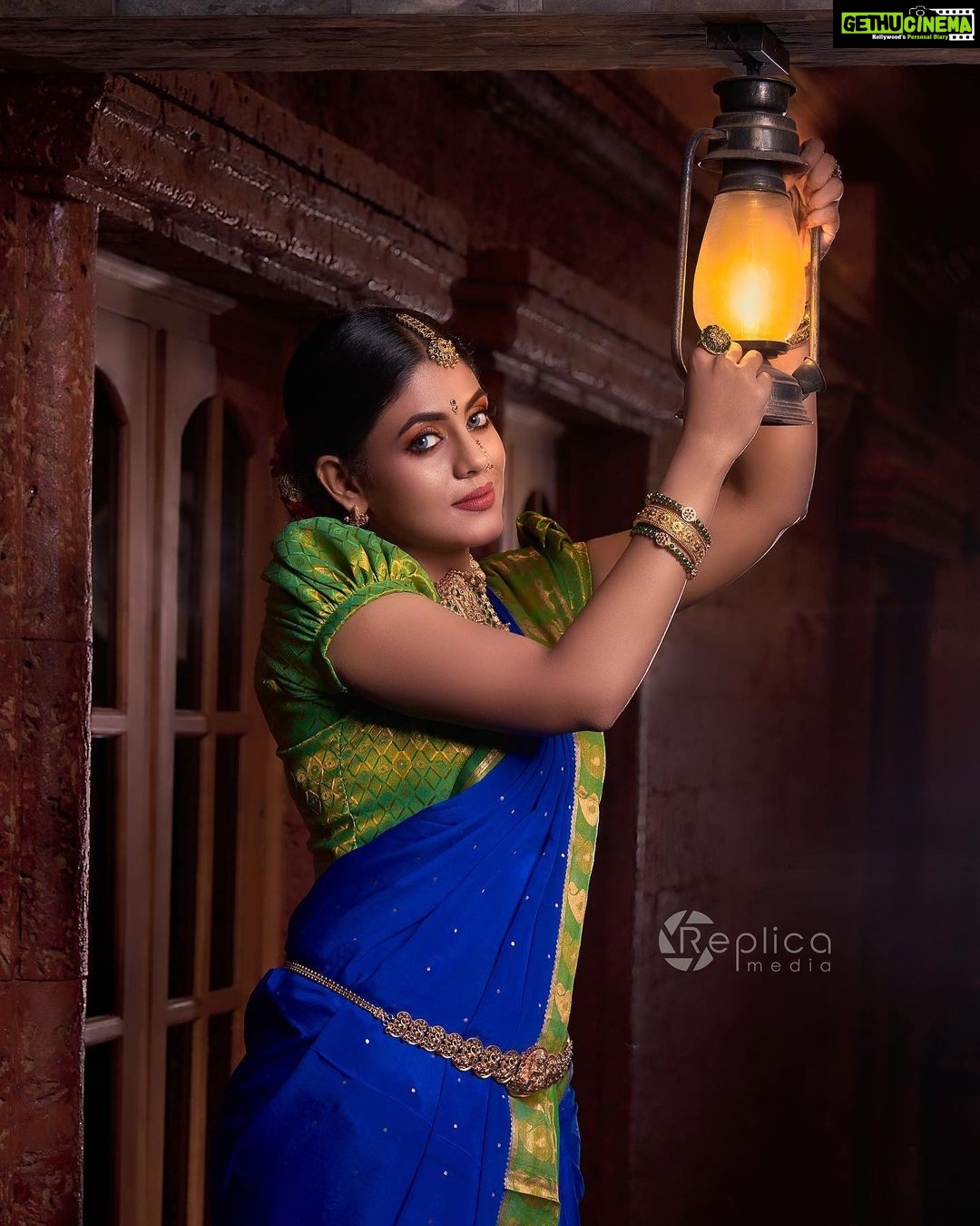 Iniya Instagram - Clickz: @jithuprakashan Retouch: @reenusbabu_retoucher Make up & Hair: @pinkyvisal Jewels: @kushalsfashionjewellery Outfits: @diva_womensclothingstore Venue:@wayanadfortresort #traditional #saree #ethnic #jewels #sarees #classic #traditionalwear #weddingdress #weddingseason #designerjewelry #designersarees #pattusarees #brides #bridal #bridestyle