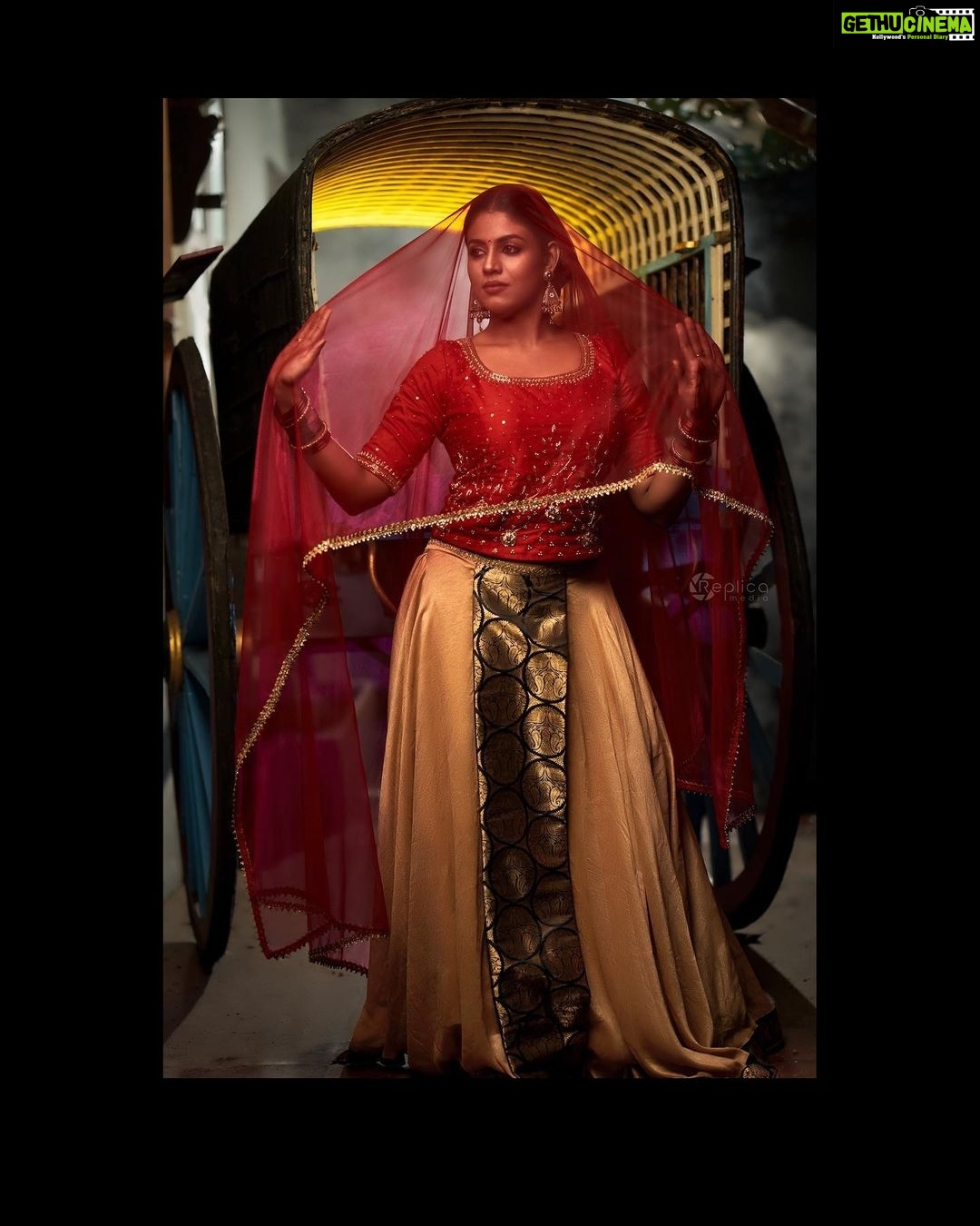 Iniya Instagram - Clickz: @jithuprakashan Retouch: @reenusbabu_retoucher Make up & Hair: @abeel_robeen Outfits: @diva_womensclothingstore