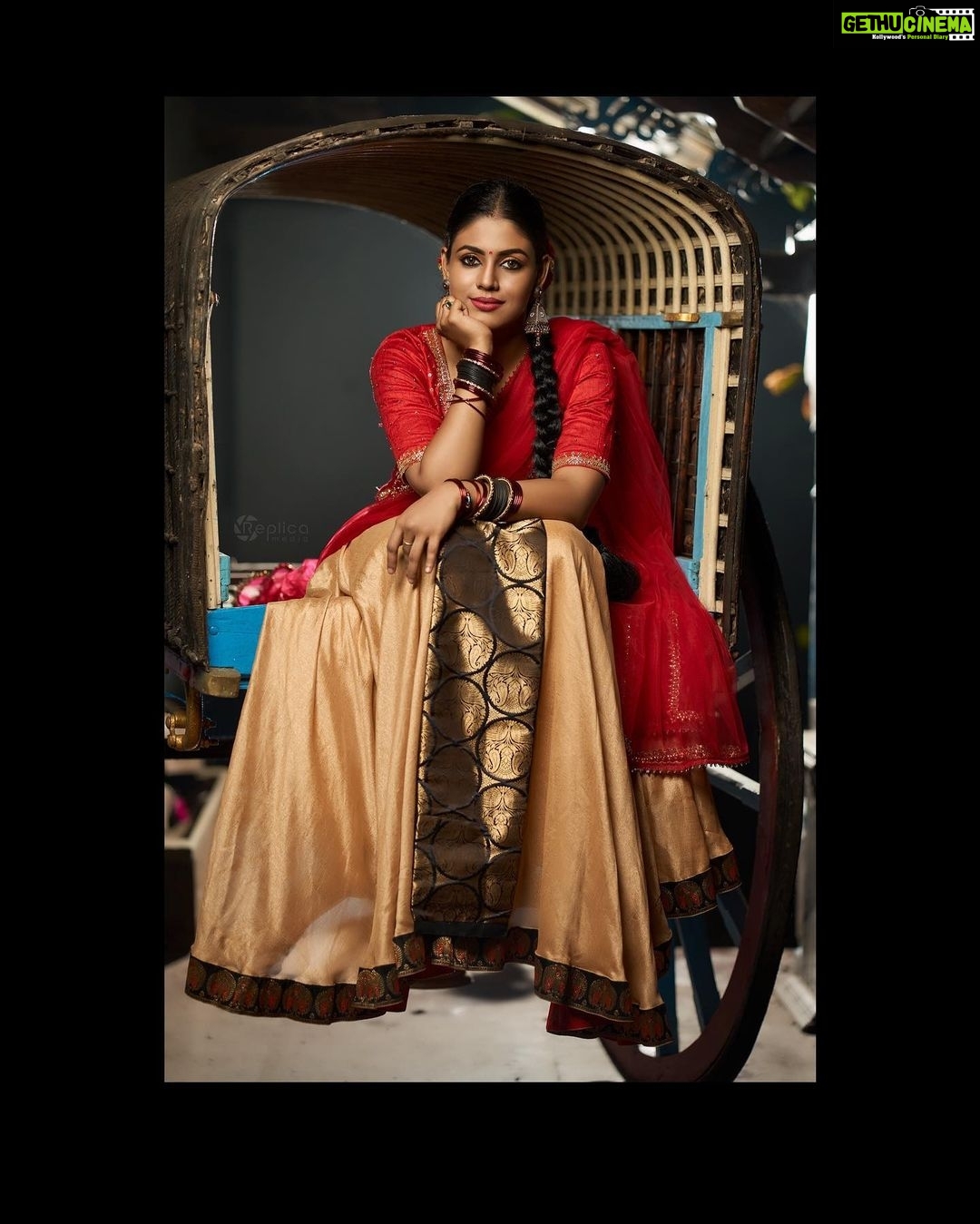 Iniya Instagram - Clickz: @jithuprakashan Retouch: @reenusbabu_retoucher Make up & Hair: @abeel_robeen Outfits: @diva_womensclothingstore