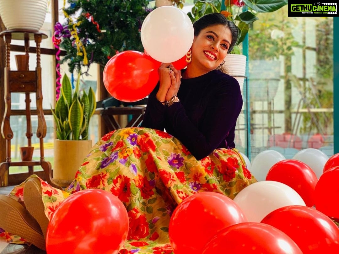 Iniya Instagram - MERRY CHRISTMAS 🎄 #christmastree #christmaseve #chritmasvibes #christmas2019🎄🎅🎁 Pic by : @anseershalimar