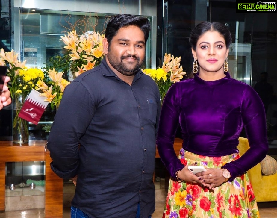 Iniya Instagram - Fan moment 🧡 @rahul_rajan_pillai @mfwai_qatar Fraser Suites Doha