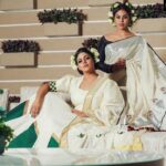 Iniya Instagram - ONAM FEATIVAL SPECIAL PHOTOSHOOT 📷 STAR SISTERS TOGETHER👯 @swat_swtz @iam_ineya @deepu_forever Designs:@ahambotique 👗 Clickz:@gsdfotography 📷 Make up & hair : @Sherin 💄 Retouch:@anandclix 📸 Production :@photostreetweddingstories 🧳