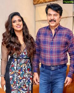 Iniya Instagram - I feel very blessed when I share screen space with Mammootty Sir & every time I see him , I become a fan girl Feeling proud for being his heroine in 3 movies consecutively.💁🏻‍♀️ HAPPY BIRTHDAY MAMMOOKKA 🥳🎊 @mammootty @mfwai_qatar @mammootyfans