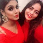 Iniya Instagram - @thamashaBazaar shoot #zeekeralam #styling sanidha Sidharth# fun channel shooting # Comedy time #love laughing 😍😍😍