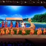 Iniya Instagram - What an Art creativity on live stage by Kailesh (Art director) for THRAYAMBAKAM EVENT !!! #feeling proud #excited#learning experience #creativity #love dancing #semi classical # feeling happy # great moments ...!!!