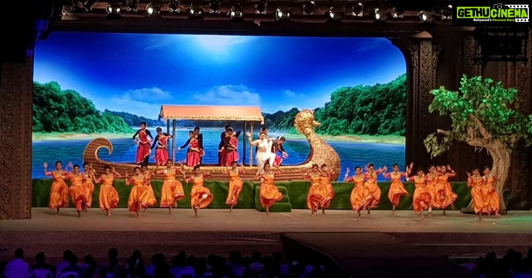 Iniya Instagram - What an Art creativity on live stage by Kailesh (Art director) for THRAYAMBAKAM EVENT !!! #feeling proud #excited#learning experience #creativity #love dancing #semi classical # feeling happy # great moments ...!!!