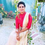 Iniya Instagram - HAPPY ONAM !!!
