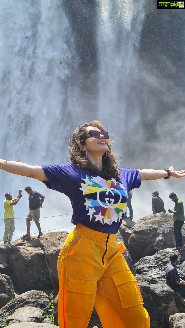 Isha Koppikar Instagram - Now V/s then. Something and some people never change 😉 Loved revisiting the Athirappilly falls in Chalakudi @arrahman #arvindswamy #ishakoppikarnarang #ishakoppikar #tbt #memories #thenvsnow #athirapally #dancing #trending #trendingreels #reelsindia #incredibleindia #explore #exploretheworld #india Kerala, India