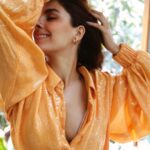 Isha Talwar Instagram - Peaches and cream🍑 📸 @abheetgidwani Stylist @khyatibusa Outfit @kanganatrehanofficial Location @abode.bombay #orangeisthenewblack #photoshoot #mood