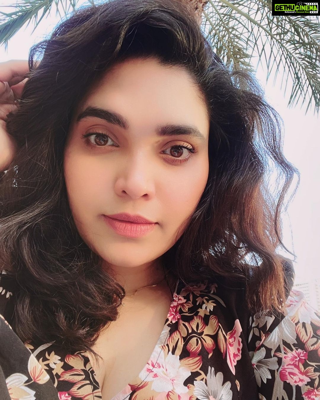 Ishaara Nair Instagram - A good bye note to 2021 from a tired mommy š¤£š What an incredible year! When I say incredible it doesnāt mean that it was all rainbows. Yes I had my rainbow baby šš¤Ŗ And that was the highlight of this year. It was definitely an year of emotional highest highs and lowest lows ever. So letās see how it went. When the year started, I had just entered by third trimester of pregnancy. I had to go on a trip to the U.S. and my anxiety levels hit a 100 on how am I going to travel, What if something goes wrong while on airplane, what if something happens on the road trip etc. And may I say my whole year from that point on sunk in anxiety. I had my delivery and itās needless to say how mom anxiety works. I definitely reached a point where I couldnāt function normally and my brain just wouldnāt stop. My thoughts were all negative. Most of the time I was crying. But I soon realized things are not right with my mental state and I did not want to be around my baby with that kind of energy. I remember putting up some story about my anxiety on Instagram while I was in a very vulnerable state of mind and couple of good people messaged me sharing their stories and coping mechanisms. I am a total stranger to them. I donāt know why they thought of helping me. But their words at that point in time really meant a lot to me. Wherever you are, god bless you. I donāt know why you spoke to me. It meant everything. I am so grateful to you guys. Meanwhile I also took therapy and talking to my therapist helped me a lot. She just kept reassuring me that whatever emotions I went through wasnāt wrong because I was going through emotions of extreme guilt trips for nothing and I hated myself for everything including my mom body. I couldnāt even be on a video call with my family because I was anxious that they might judge my weight gain, dark circles and my exhausted mommy look. It was so difficult. Severe body image issues šš. But looking back, it was an excellent time of learning. I learnt a lot along the way. Some skills, some lessons. Yes, most of it through mental and physical pain. But it was all worth it. Rest of the caption in comments down below ā¬ļø Dubai Marina
