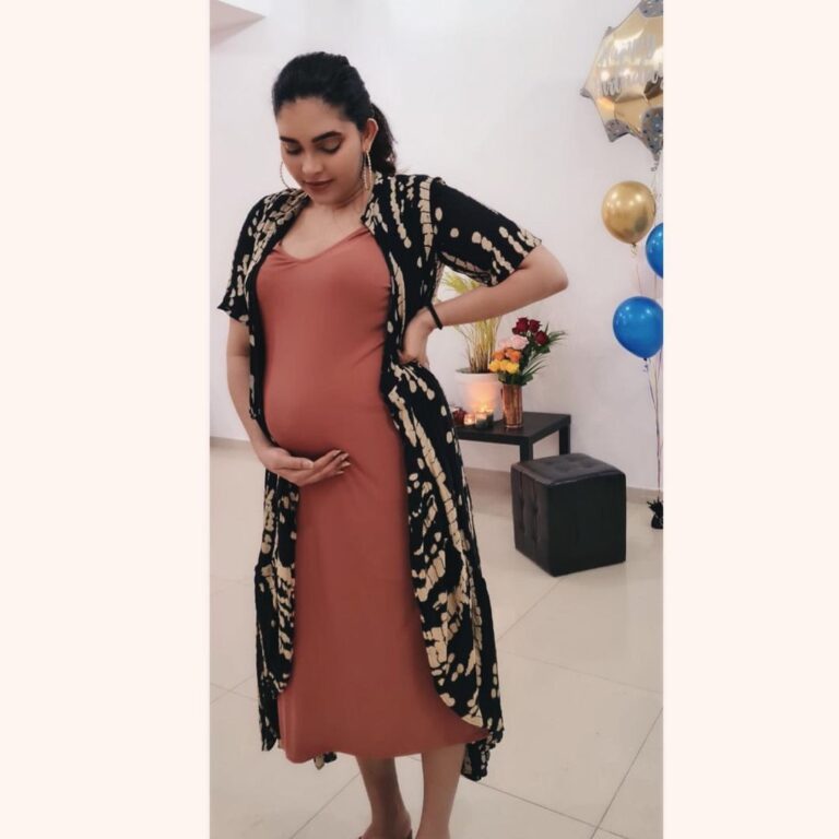 Ishaara Nair Instagram - Thank you guys for your wonderful wishes. It made my day. This birthday was the most special birthday ever with our baby on the way. I couldn’t have asked for more. Thank you for making it very special @sahil_jsahil @sowmyabalan @gotokarthik ❤️😍💕 Am the happiest ❤️😍 I love you guys. Thank you all for your wishes once again ❤️😍 beautiful click by @sowmyabalan ❤️ Finally some bump to flaunt 🤣🤣 #birthdaygirl #preggolife #grateful #happiestbirthday Dubai Marina