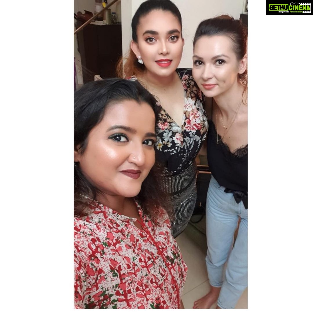 Ishaara Nair Instagram - Happy girls are the prettiest. I love you guys #happygirls #birthdayspecial #specialpeople #love #peace #harmony thank you guys for making it special ❤️ JVC