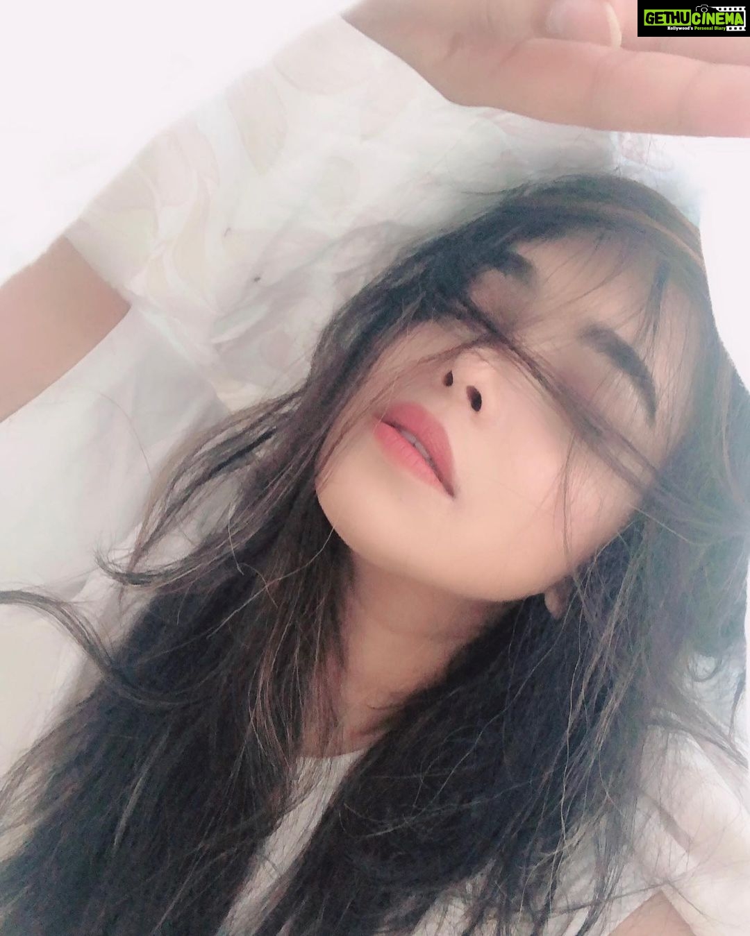 Ishaara Nair Instagram - All I need is white #white #peace #calm #sendinglove #throwback🔙 Dubai, United Arab Emirates