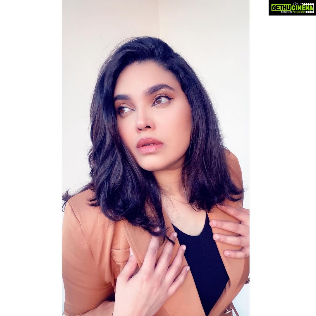Ishaara Nair Instagram - She back #backstronger #unbeatable #lotstodo #excited2022 #lookingforward Dubai Marina