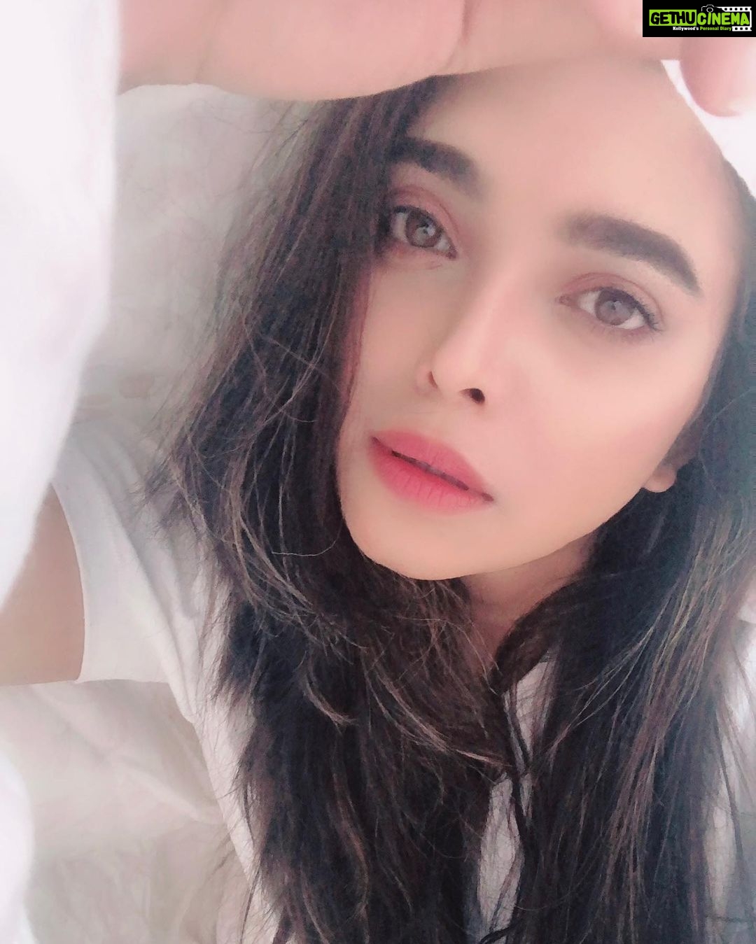 Ishaara Nair Instagram - All I need is white #white #peace #calm #sendinglove #throwback🔙 Dubai, United Arab Emirates