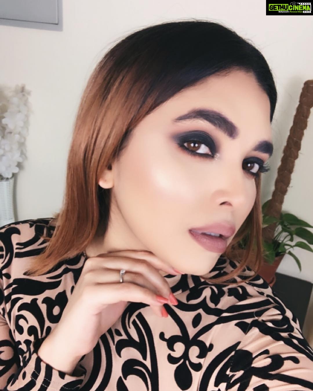 Ishaara Nair Instagram - Products used for this Smokey eye look @morphebrushes morphe 35O2 palette, morpheXjaclynhill palette, maybelline gel liner in black, maybelline colossal mascara @maybelline #makeupblogger #dubaibloggers #makeuplooks #smokeyeye #amateur #lovindubai #dubaifashion Dubai, United Arab Emirates