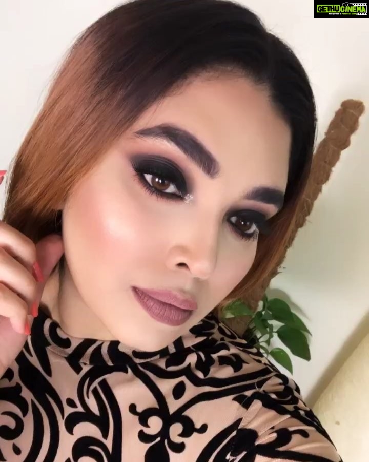 Ishaara Nair Instagram - Ok so I did a classic Smokey eye look as per the request from my last video. I have never tried a Smokey eye look coz I know it can go wrong as it is a lot to play with black. There are all the chances that it might look quite wacky. Today I decided to give it a go. And this is the result. Did u like it?? Also let me know if u like a tutorial on this in IGTV. That’s all. Hope y’all having a nice day. ✌🏼😍❤️. Ps: I will give the list of products I used in the next post. #makeuplooks #amateur #smokeyeye #classicsmokeyeye #dubaifashion #dubaibloggers #lovindubai #mydubai #wakeupandmakeup Dubai, United Arab Emirates