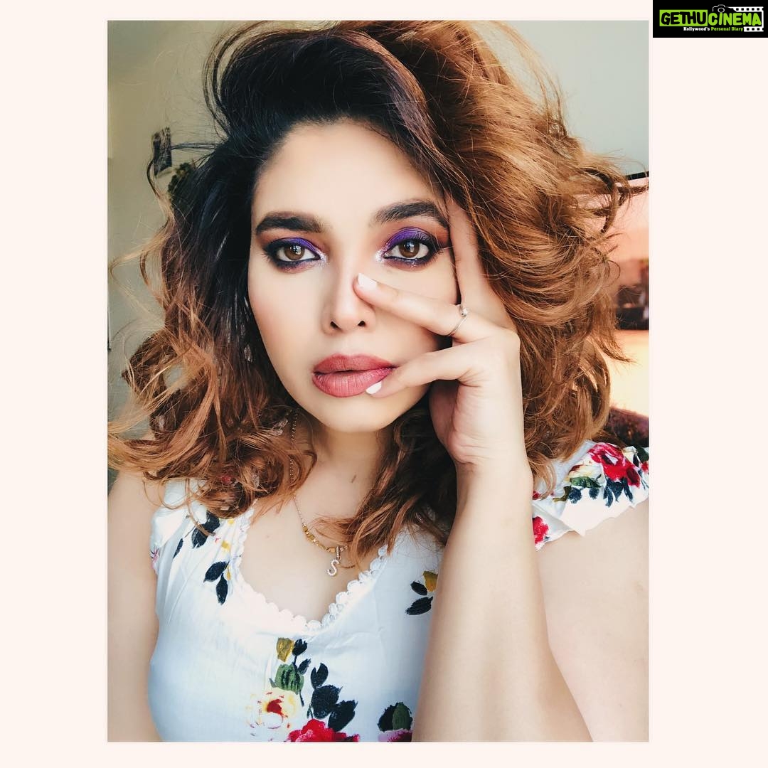 Ishaara Nair Instagram - On my eyes: @juviasplace masquerade palette n @morphebrushes 35O2 palette. Omg! I adore the masquerade palette. Thanks to @sowmyabalan best birthday gift ever. The colors and the payoff are bomb.com #love #juviasplace #highlypigmented #dubaiblogger #dubaiinfluencer #makeuplooks #morphebabe Dubai, United Arab Emirates
