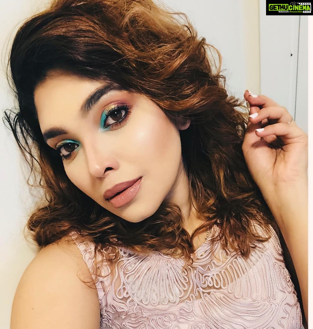 Ishaara Nair Instagram - As I told you in my stories earlier, I got my hands on the morphe babes fav brushes. So I decided to play around with them today. How did u like this eye look I created with the morphe X Jaclyn Hill palette?? I am just a beginner so donโt come at me ๐
. I am just loving it anyways โ๐ผโค๏ธ๐ @morphebrushes @jaclynhill products used primer & contour: @wetnwildbeauty foundation & highlighter: @fentybeauty eyes: @morphebrushes morphe X Jaclynhill palette. lips: @nyxcosmetics butter gloss #makeupjunkie #fentygirl #morphebabe #loveit #makeuplooks #eyelooks #jaclyninspired #dubaifashion #dubaiblogger #dubaiinfluencer #mydubai Dubai, United Arab Emirates